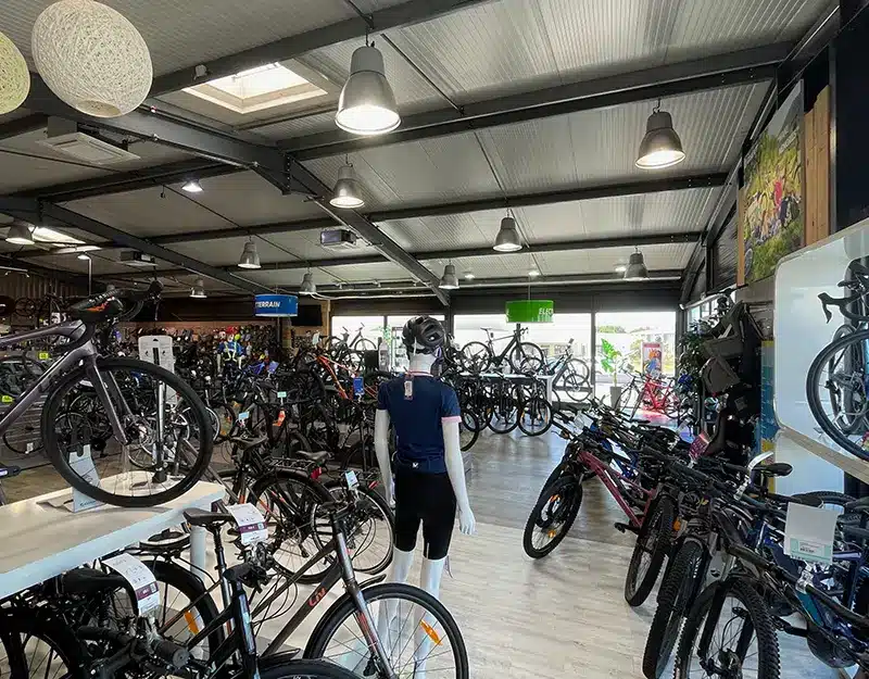 Intérieur magasin de vélo GIANT STORE de Royan